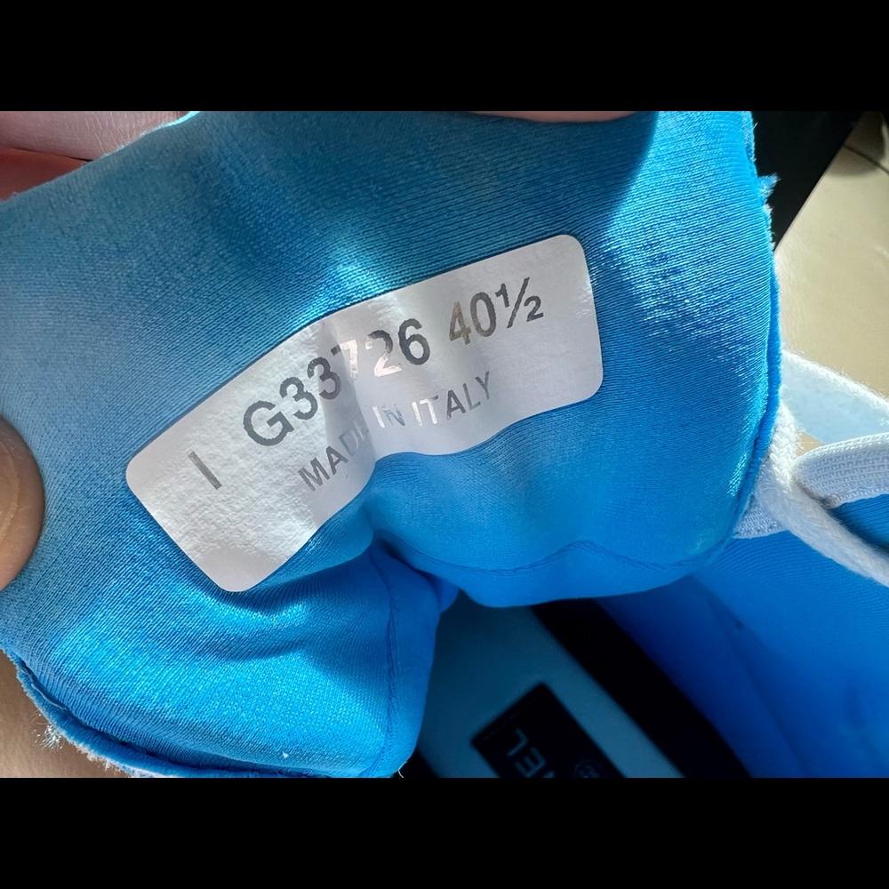 Chanel White/Fluo Blue CC sneakers - Picture 5 of 10